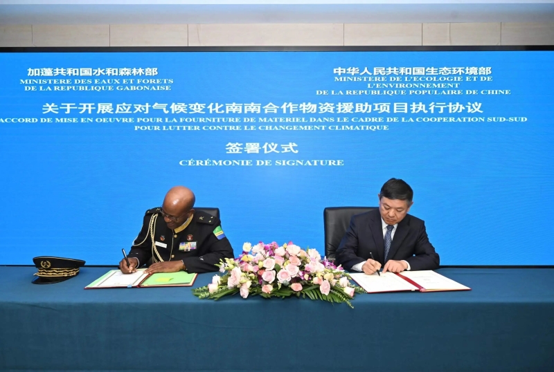 生态环境部部长黄润秋会见加蓬水和森林部部长