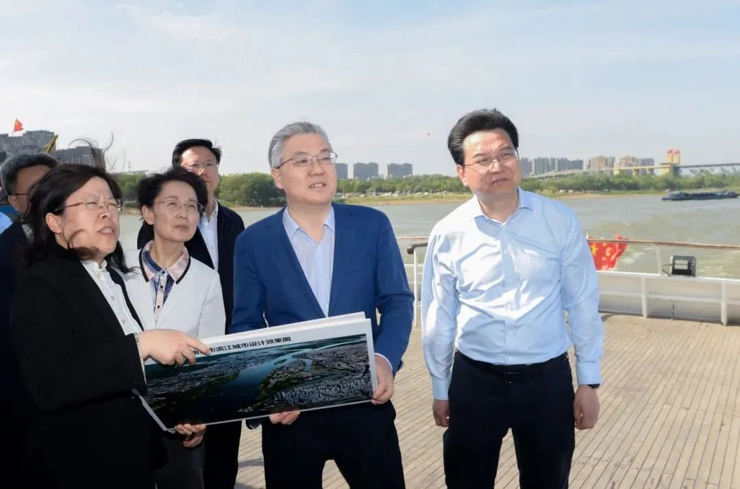 南京市委书记周红波：坚持把修复长江生态环境摆在压倒性位置